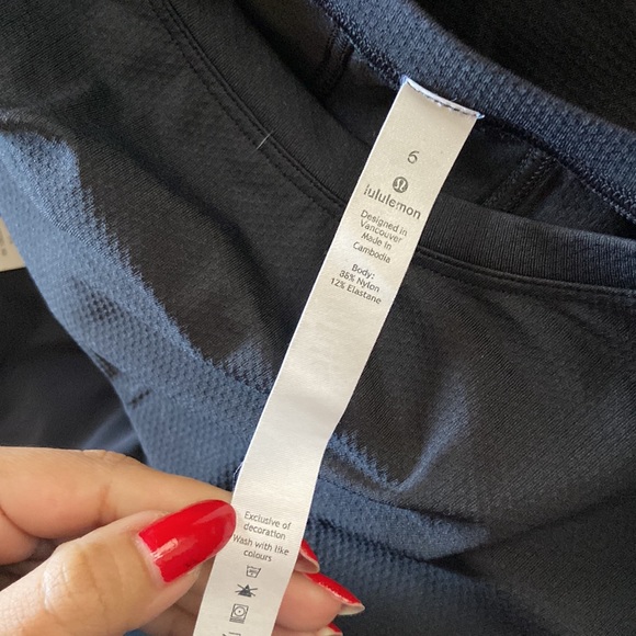 Lululemon black crop top size 6 - Picture 3 of 3